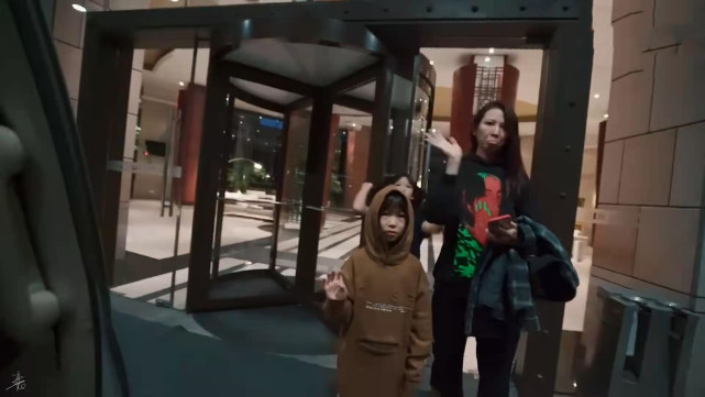 甜齁！蔡少芬晒夫妻十指紧扣撒糖，小鸟依人靠在张晋肩膀幸福爆棚