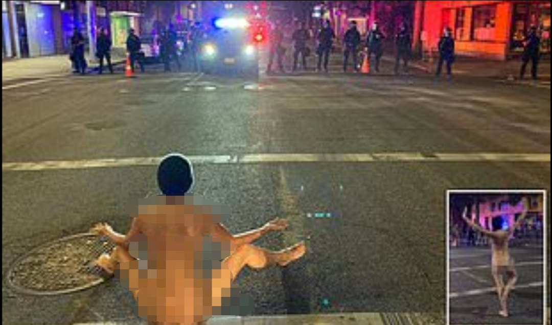 \"裸体雅典娜 \"抗议者与波特兰警察对峙