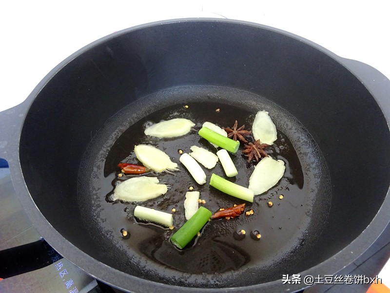 这个方法焖排骨，百吃不厌，不加一滴水，鲜香软烂又入味，特香