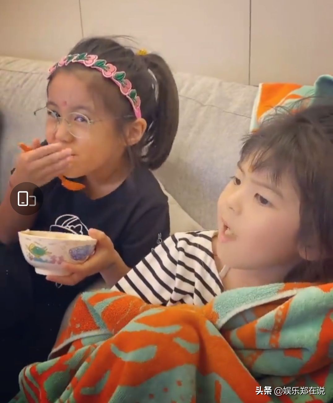 賈靜雯曬女兒近照，咘咘姐姐力爆棚餵妹妹飯，睡醒的波妞太幸福了