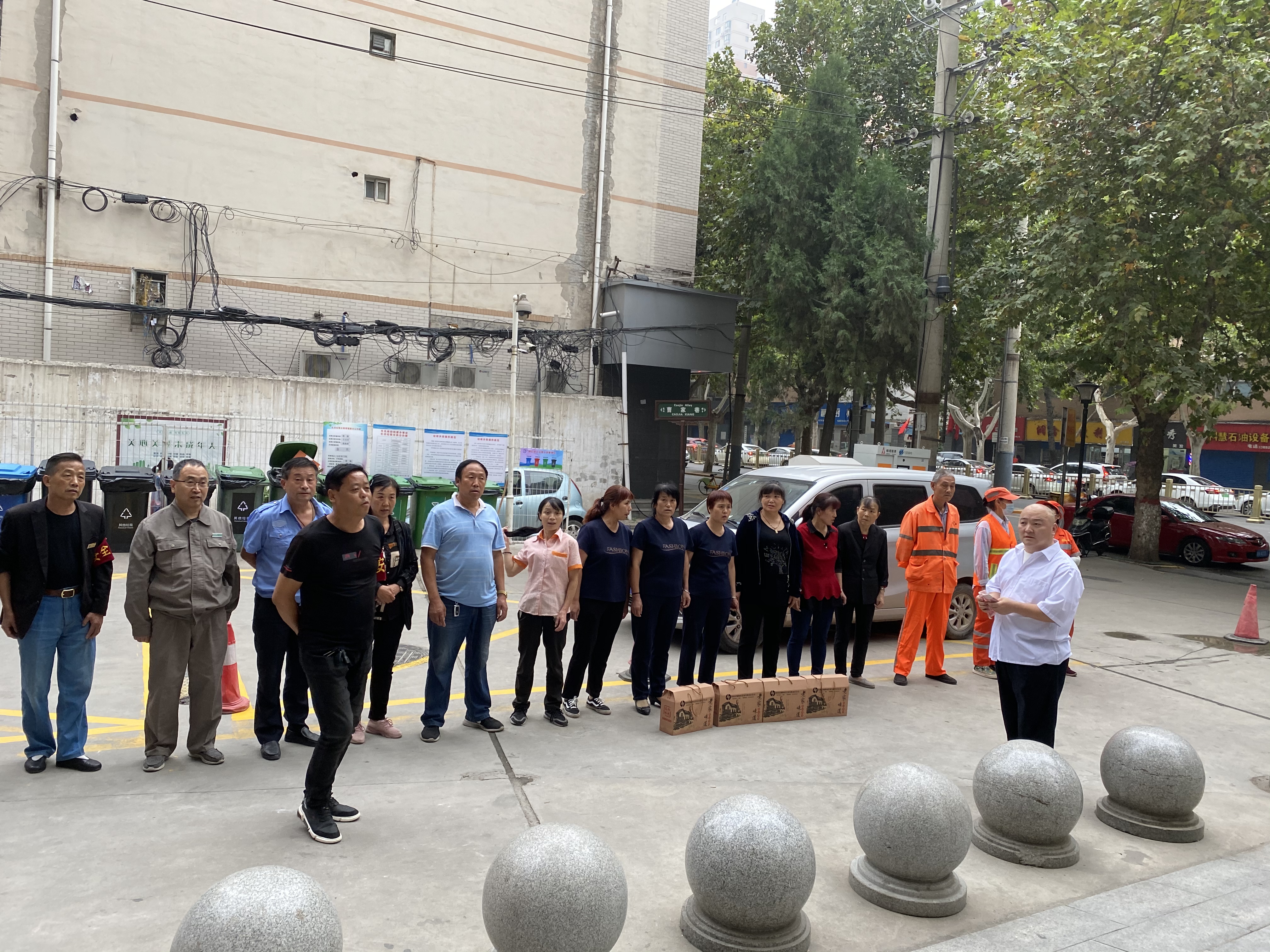 陜西政協委員少華集團董事長高海軍在中秋節前夕慰問一線環衛工人