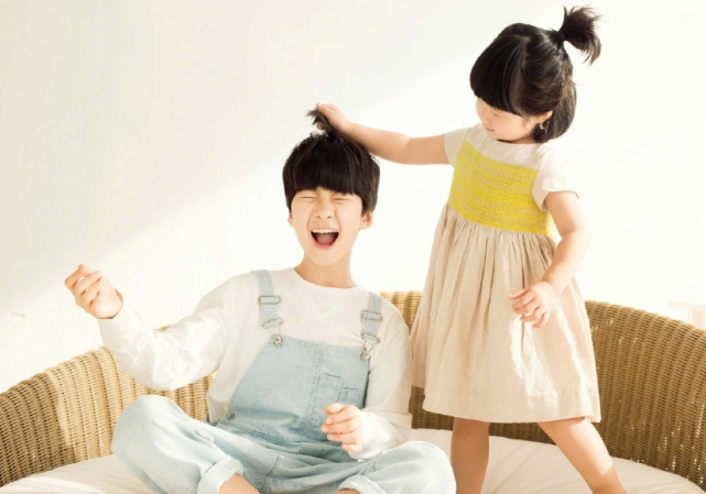 张亮5岁女儿近照，一头卷发对镜臭美，五官和哥哥天天如复制粘贴