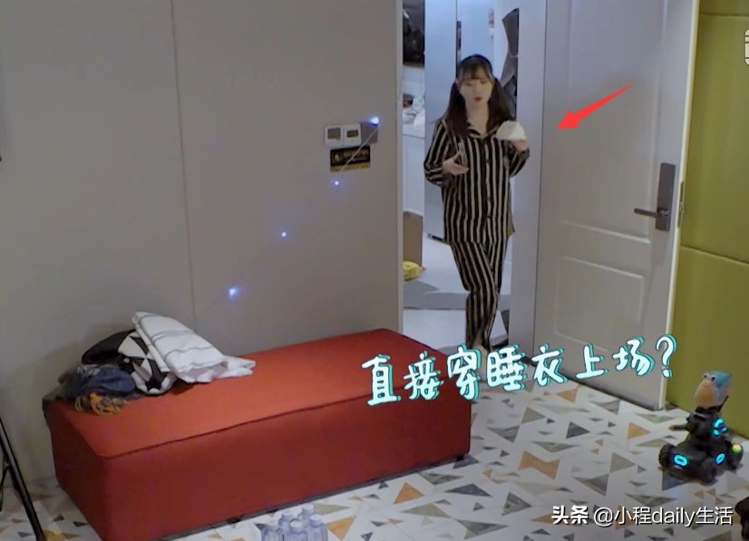 鞠婧祎与姐妹开睡衣派对，大家款式都很简单，唯独她的与众不同