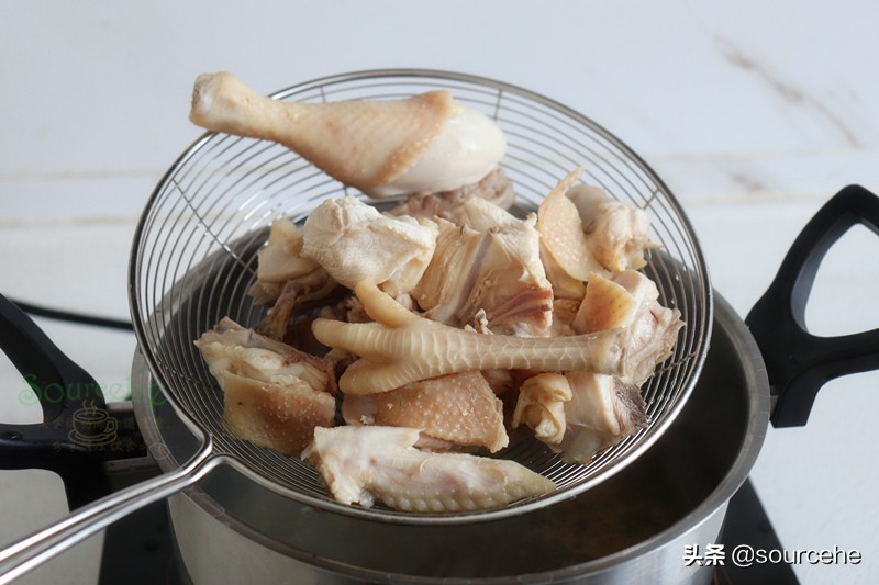 煲雞湯加這三種食材，熱乎乎暖暖的，很適合長輩喝，尤其冬天