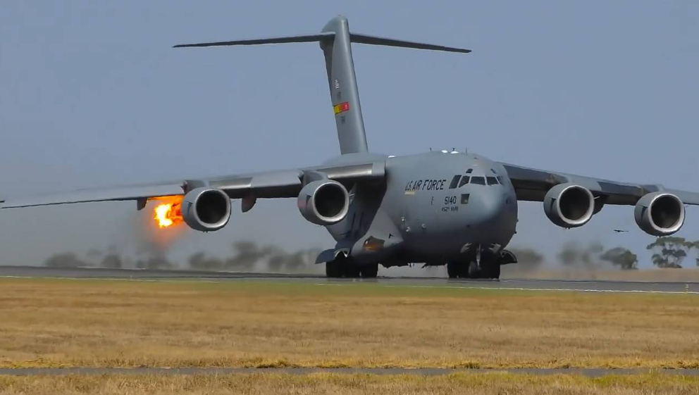 中国航母甲板上唯一拿枪的人：这个红马甲不一