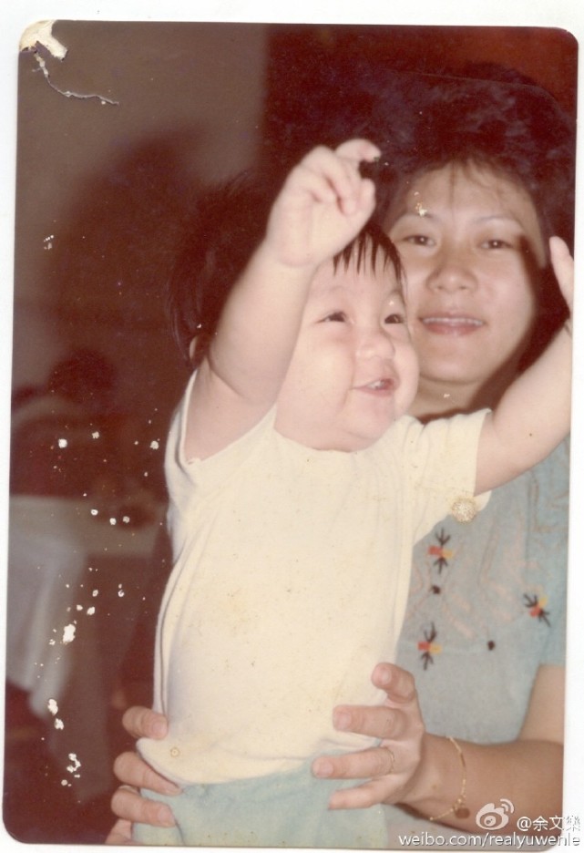 余文樂首曬一家四口合照，半歲女兒正面照曝光，妹妹小臉傲嬌可愛