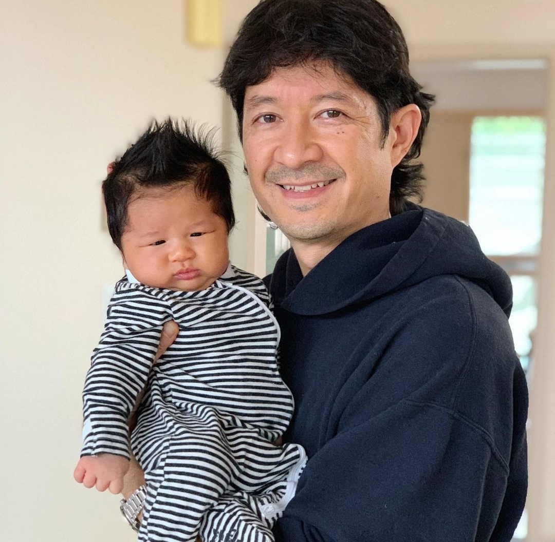 钟嘉欣晒照过父亲节，年长13岁的丈夫笑容和蔼，父子女同框像祖孙