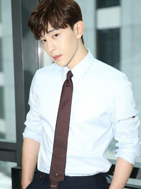 当肖战的鼻子，遇上邓伦的眼睛，加上蔡徐坤的嘴巴，竟合成了他