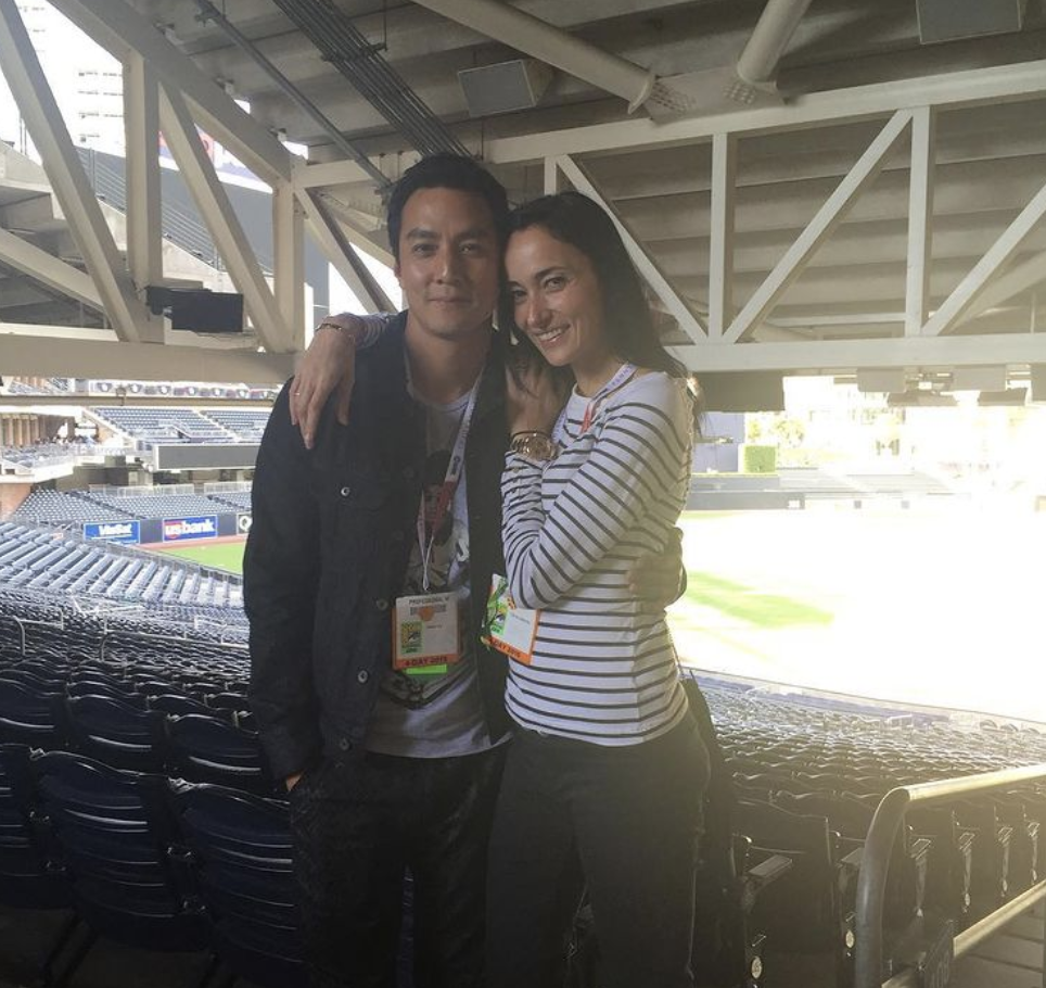 吴彦祖携妻复刻20年前恩爱旧照，为43岁Lisa庆生，自侃发量变少