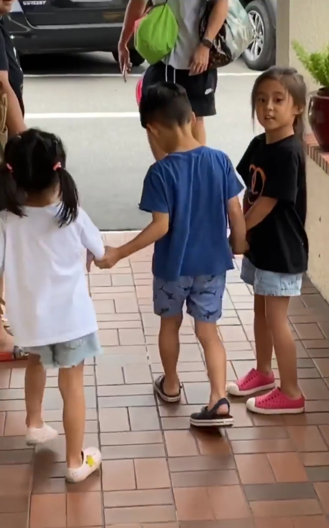 修杰楷陈建州一起带娃，咘咘求亲亲，飞飞却只想举高高，不解风情