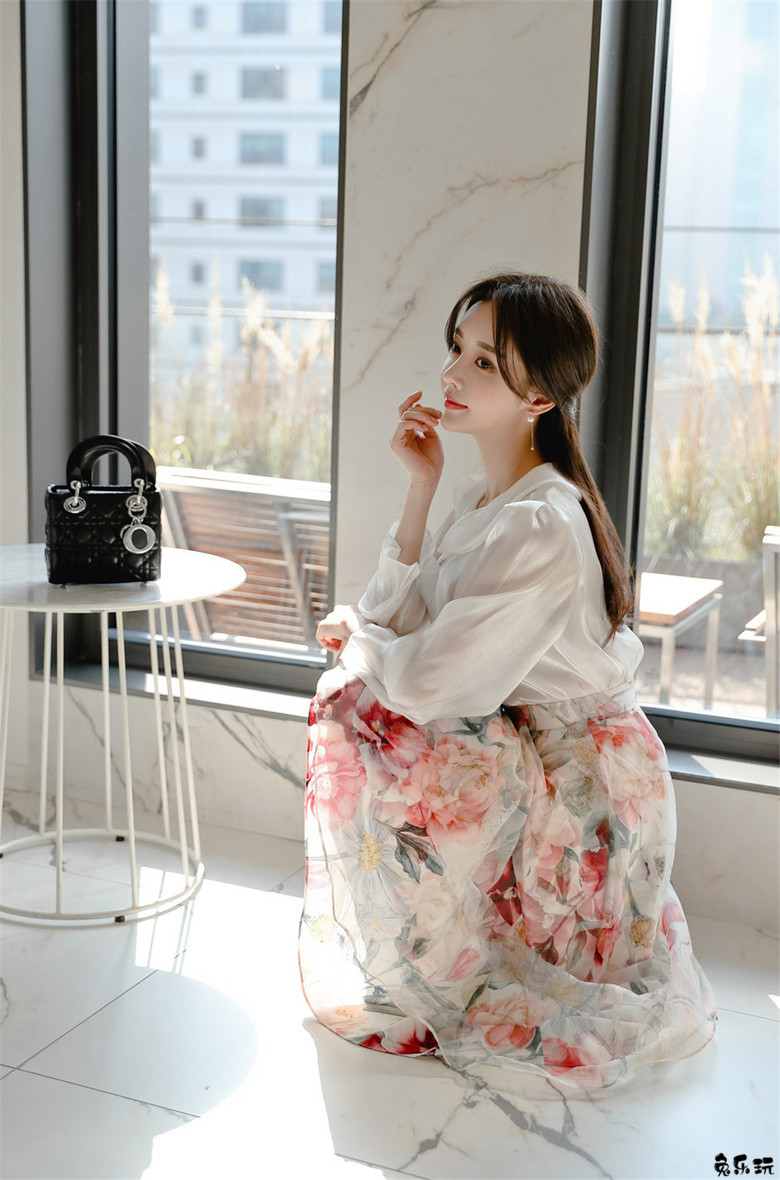 孙允珠：蜜沁娇蕊红菱雪纺婉约公主裙