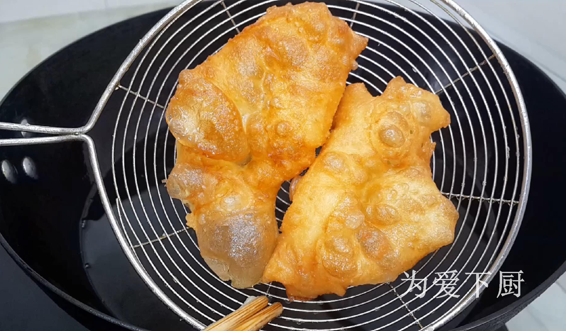 It’s easy to do this for fritters. Put it in the refrigerator. It’s simple and delicious.