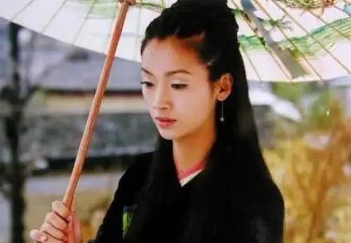 她拒绝刘德华求婚，被豪门男友家暴12年后被抛弃