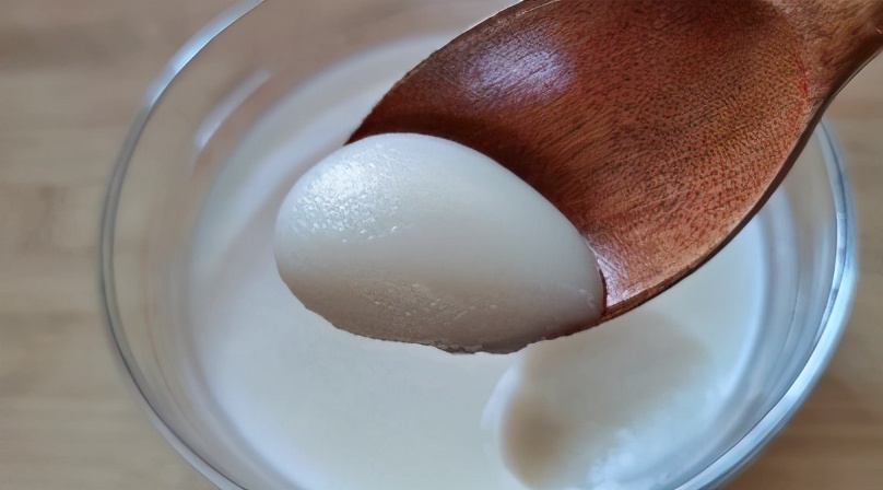 猪油熬制有窍门，下锅前多加一步，猪油雪白香浓无腥味，久放不坏