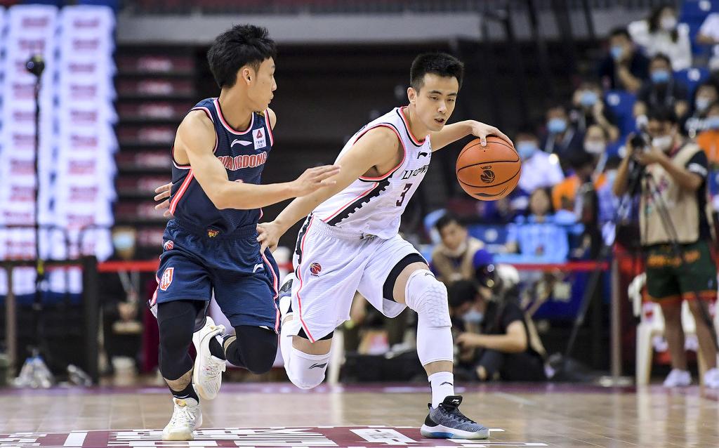 Zhao Jiwei walks out of the airport alone! Sharp-eyed of female vermicelli made from bean starch, cross protect column, 
