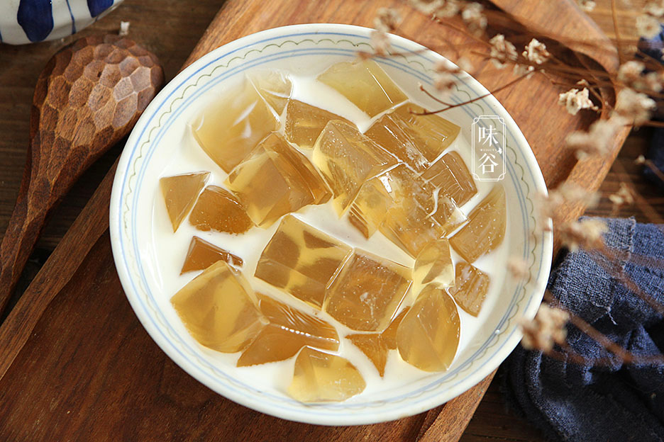 天热，就爱吃这甜品，煮一煮，冻一冻，嫩滑可口，清热去火真好喝