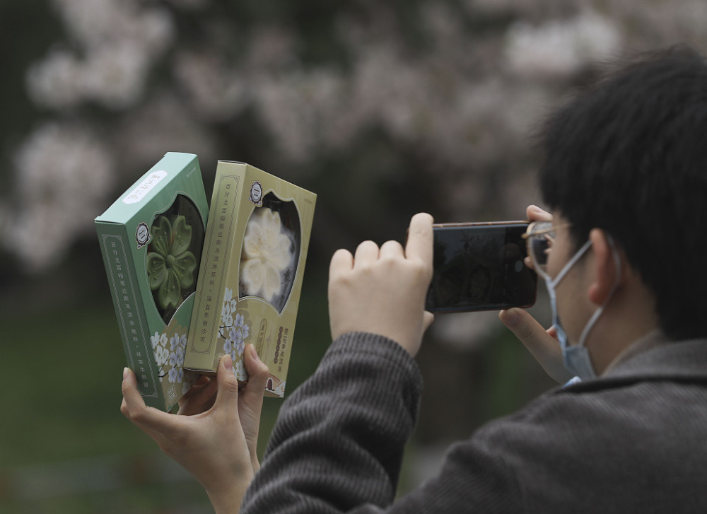 Yang Ying basks in oriental cherry to be patted oneself, pool of Beijing jade deep is admired cherry main forces is crowded explode, or curtilage the Yun Shangying in the home