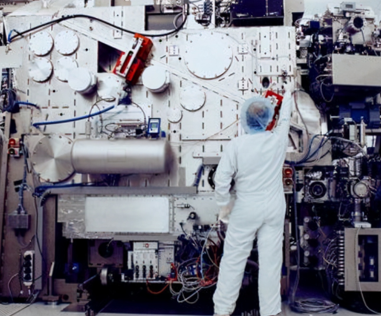 国产芯片再突破！紫光国芯攻克12nm，《华尔街日