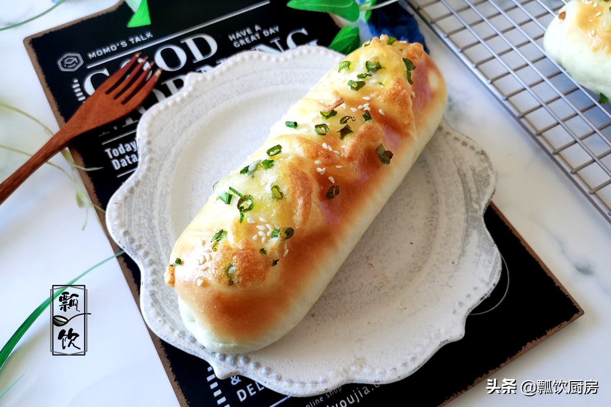 美味面包也能做之有易，简单一卷，撒上料，咸甜有度，早餐的挚爱