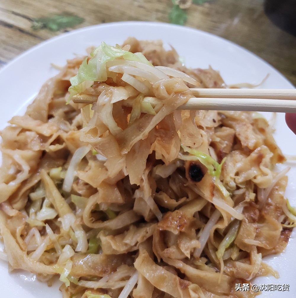 清真一条街里有家铁板鸡架，焖饼和麻辣烫最好吃