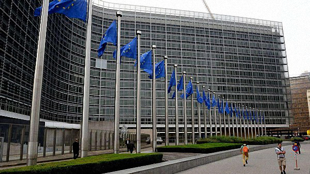 4国喜迎中国疫苗，网友评论很扎心：中国送希望，美国送战火