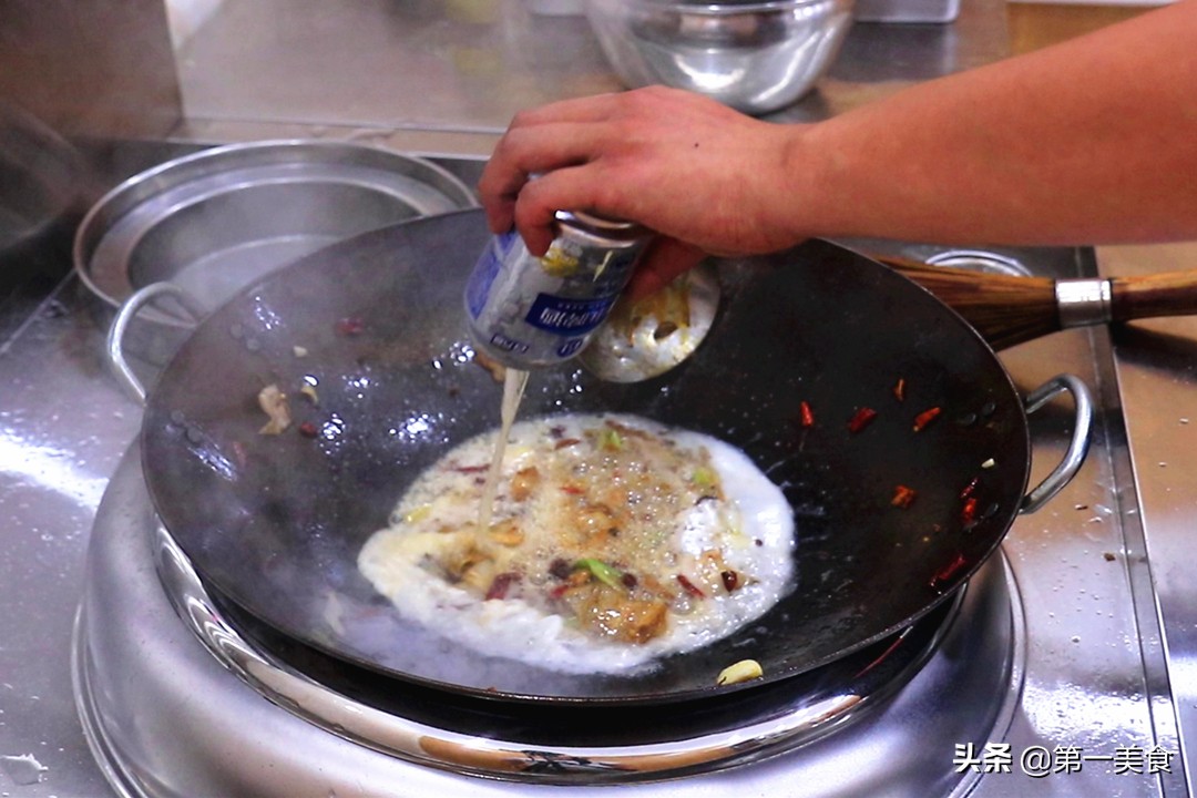 1 grass carp and 1 can of beer, so I can still eat it like this!  Appetizing and greedy, hungry before finishing watching