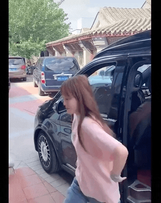 赵本山女儿怀孕了？走路托腰上台阶吃力，一个月前刚被求婚
