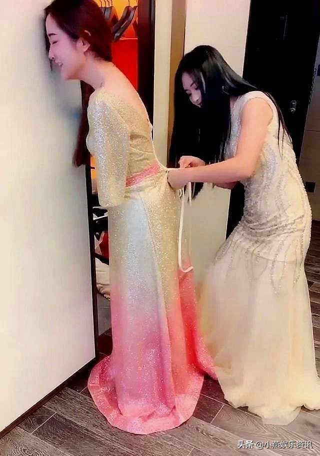 无臂伴娘意外走红 她穿好礼服后，站在窗前，那