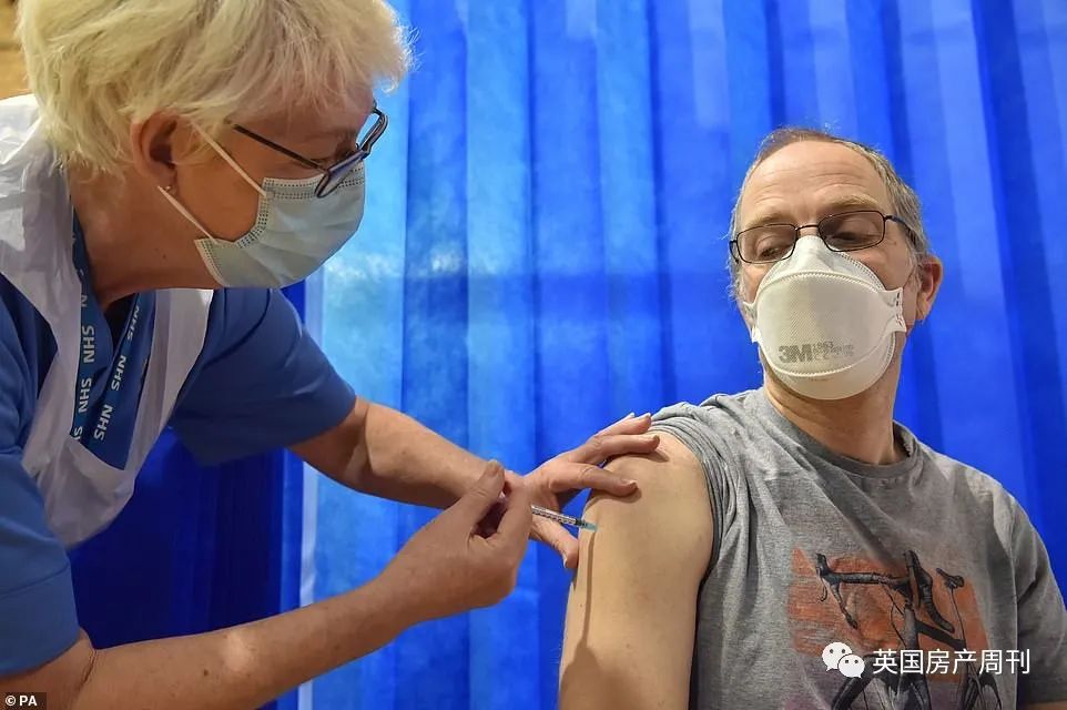 英國開始大規模接種新冠疫苗！ 衛生大臣哭了？