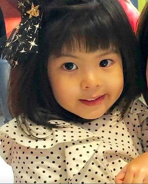 波妞讨人喜欢，被阿姨抱着还撒娇，贾静雯却想让她变小丑