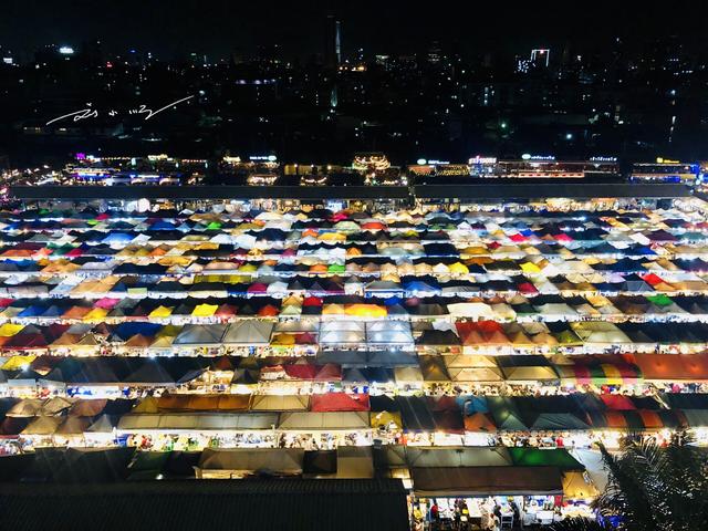Thailand’s most lively "net celebrity" night market, crowded with people every day, many Chinese tourists go to check in