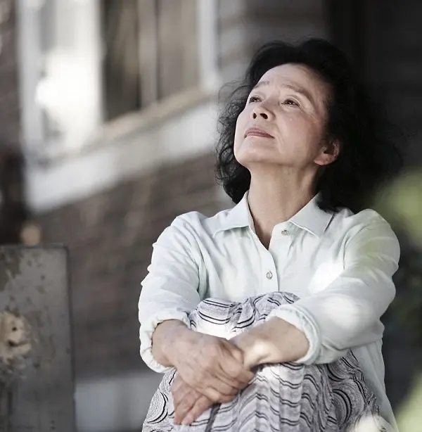 韩网热议！76岁女演员尹静姬遭家人遗弃在法国，其丈夫出来否认