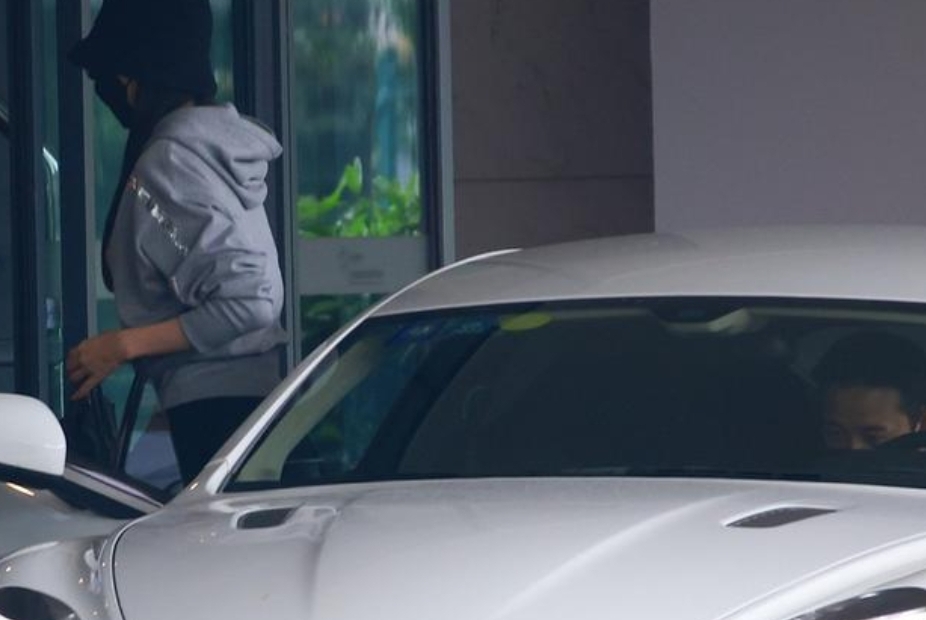 唐嫣晒近照庆与罗晋结婚两周年，戴贝雷帽对镜甜笑，恩爱惹人慕