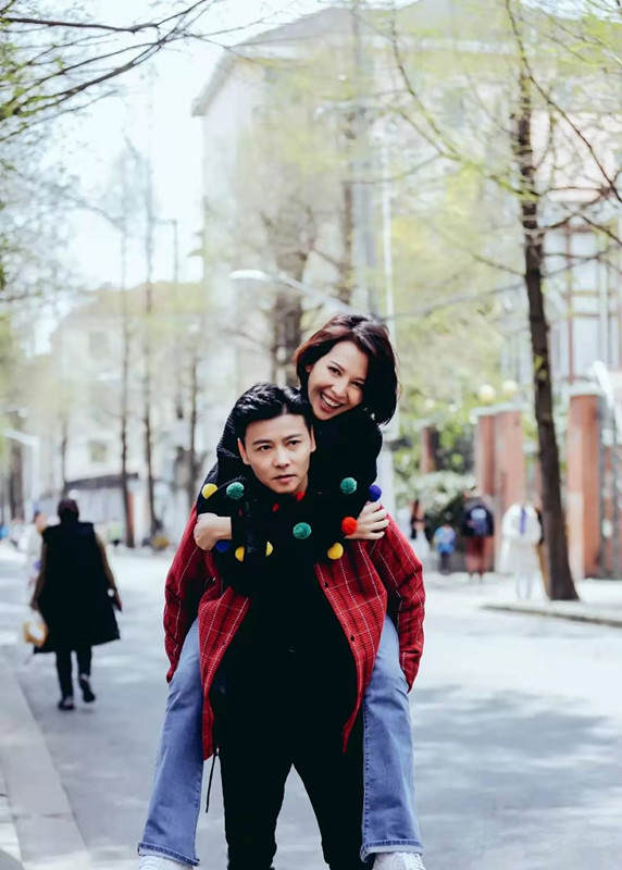 蔡少芬夫婦秀恩愛，毛衣上縫彩色小球好減齡，嫁張晉後越活越年輕