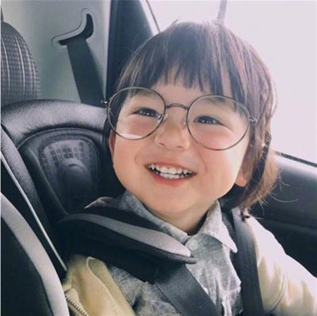 “高颜值宝宝”火了，靠容貌征服网友：像在娘胎里“割过双眼皮”