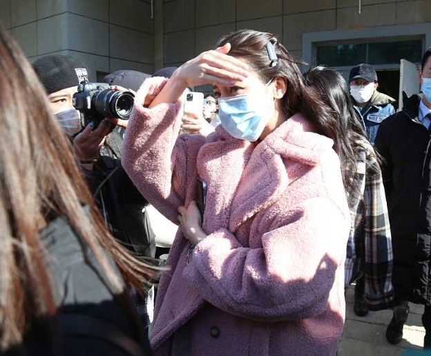 Spring late couplet platoon: Qin Hailu takes vacuum cup, yang Mi publicizes the film with guaze mask, ni Ni wears cape to become short