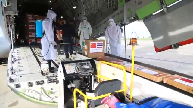 国产大飞机再次飞出国门！满载救援物资，运2