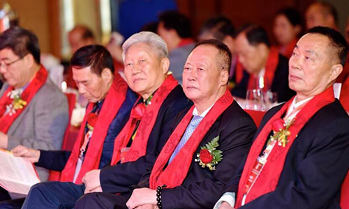 不负债，也不上市，财富390亿的他，却有“飞天