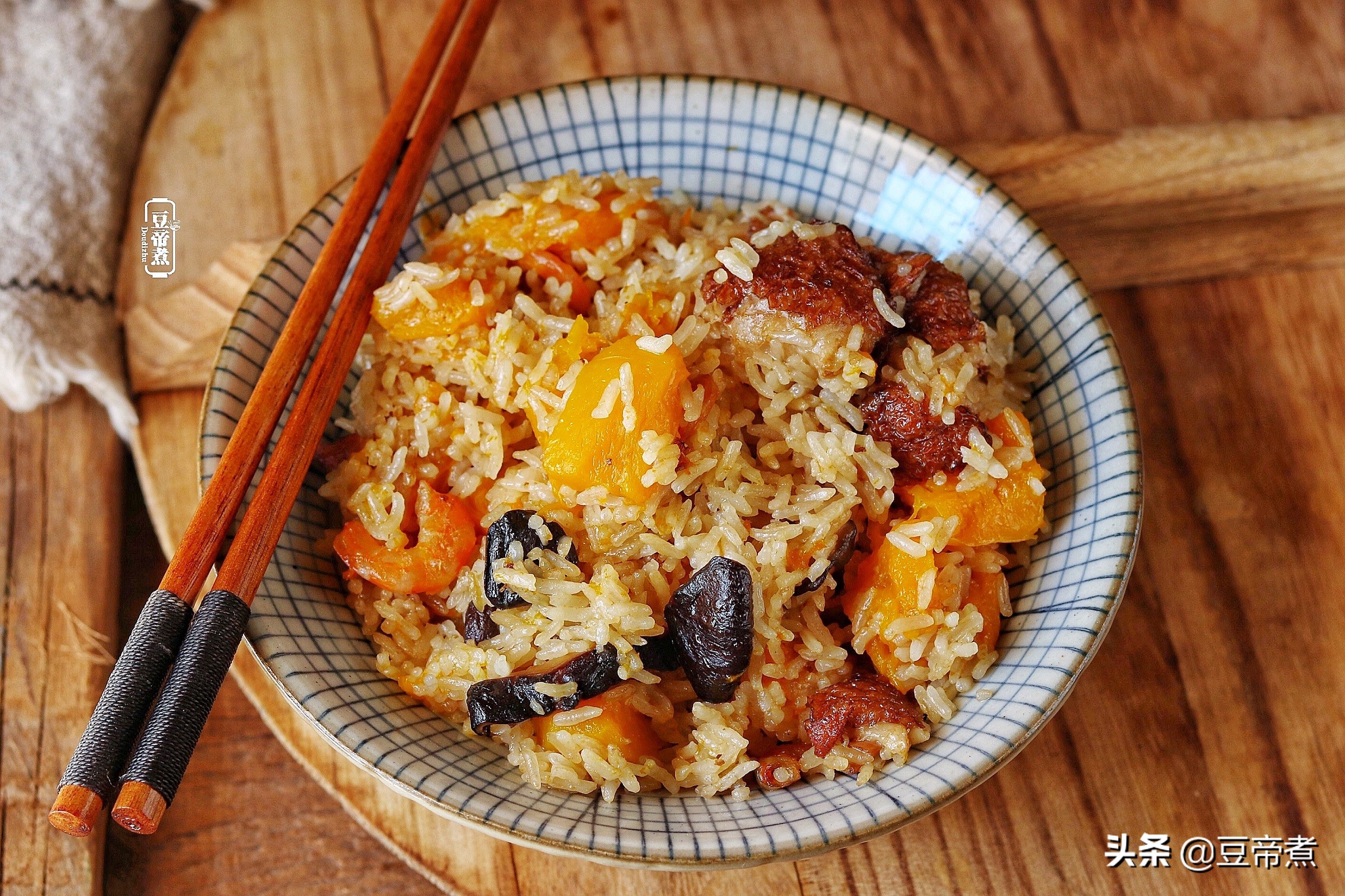 懒人不想炒菜的好办法，把饭菜肉一锅焖，老公孩子一连吃好了几碗
