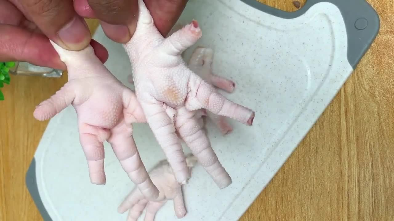 Teach you how to cook stewed dishes at home. The spicy and delicious salty flavour is rich in variety, clean and hygienic