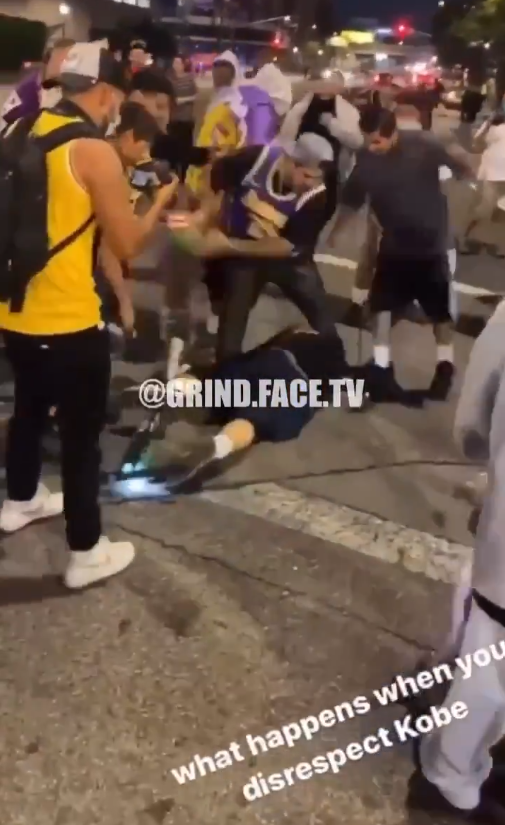 【影片】鍵盤俠皮癢了？湖人奪冠夜，一球迷侮辱Kobe遭集體群毆，23號球迷下手最狠！-黑特籃球-NBA新聞影音圖片分享社區