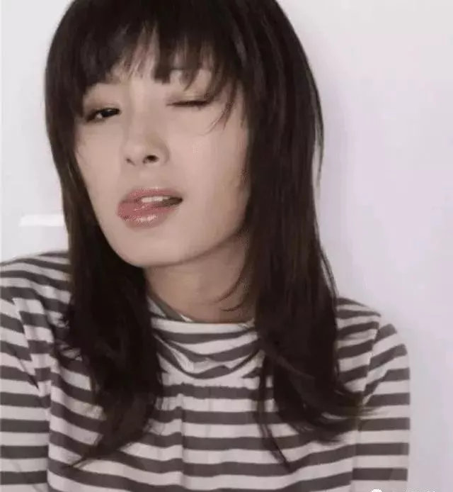 杨幂早年和成龙电动车广告被扒了，没任何特效下，这颜值我跪了