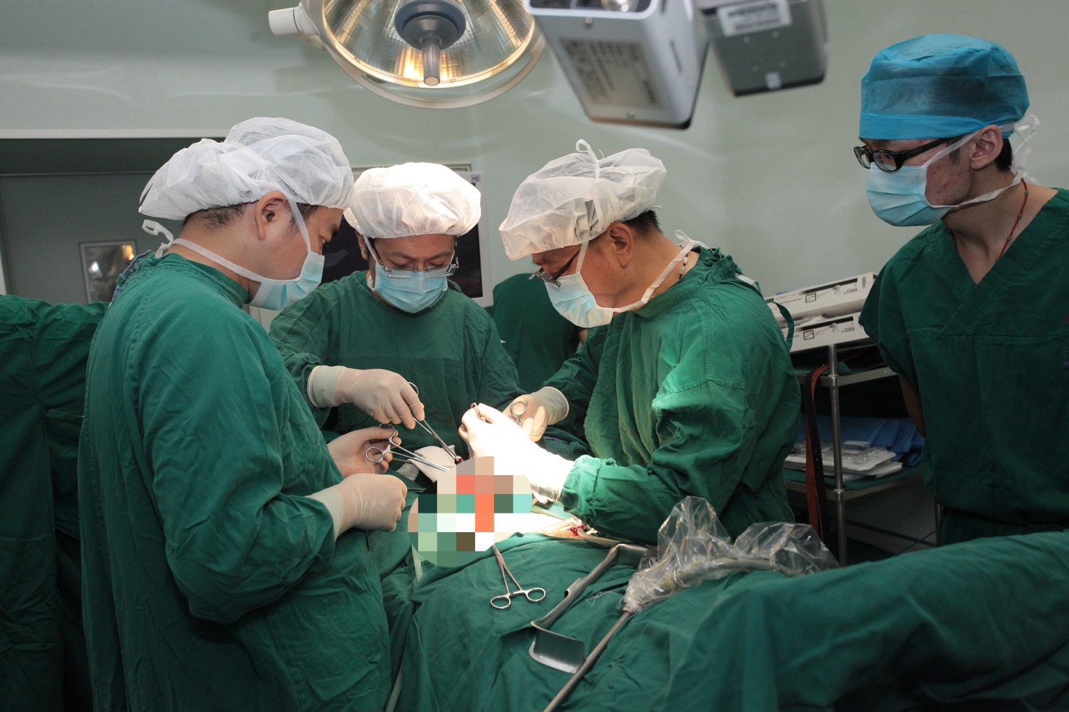 男子不明原因剧烈腹痛20年，辗转多家医院发现“真凶”是全世界仅几十例的罕见病，手术是他最后的救命稻草