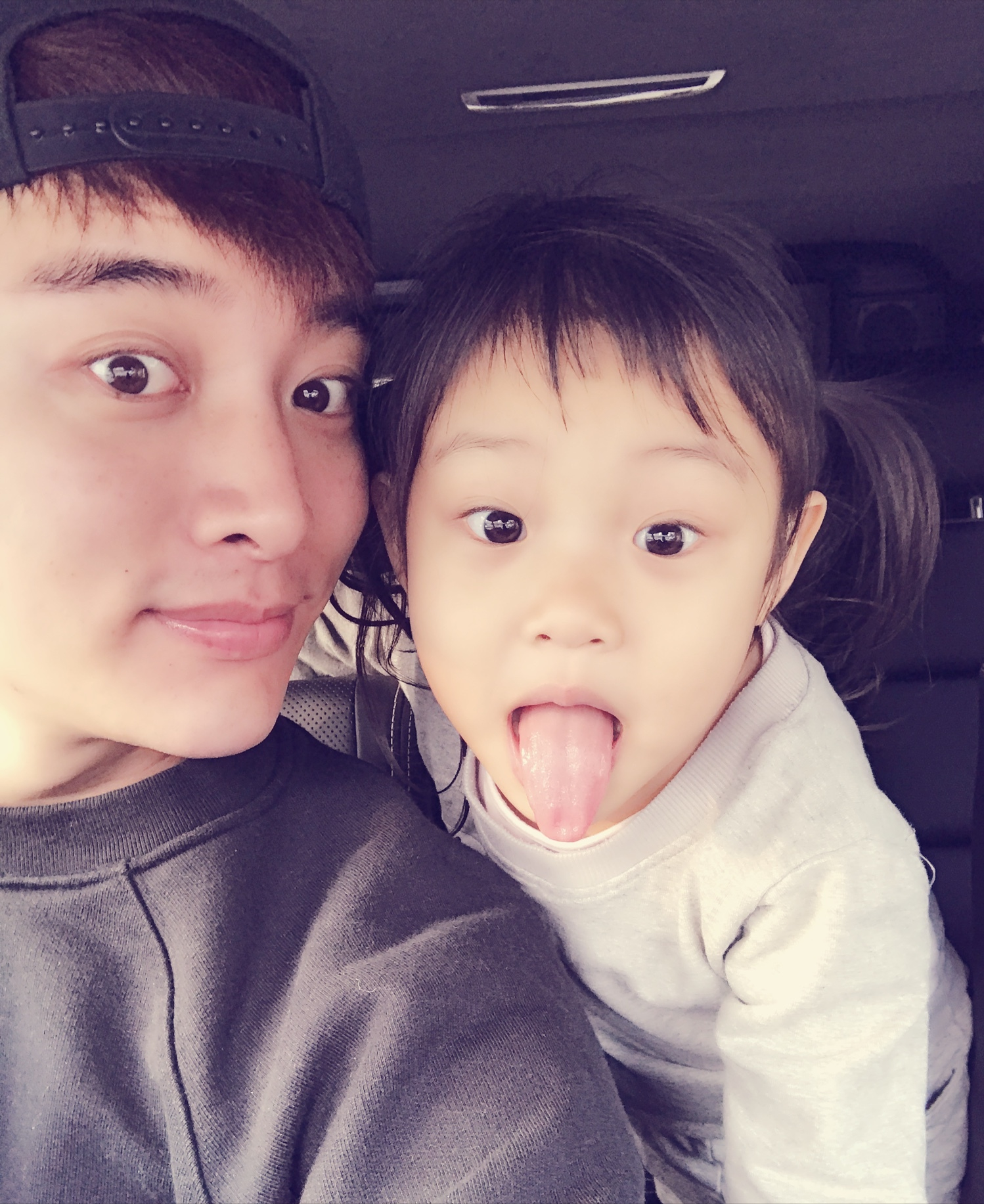 李小璐曬甜馨近照造型淑女，對鏡撇嘴害羞微笑，女漢子變軟妹子