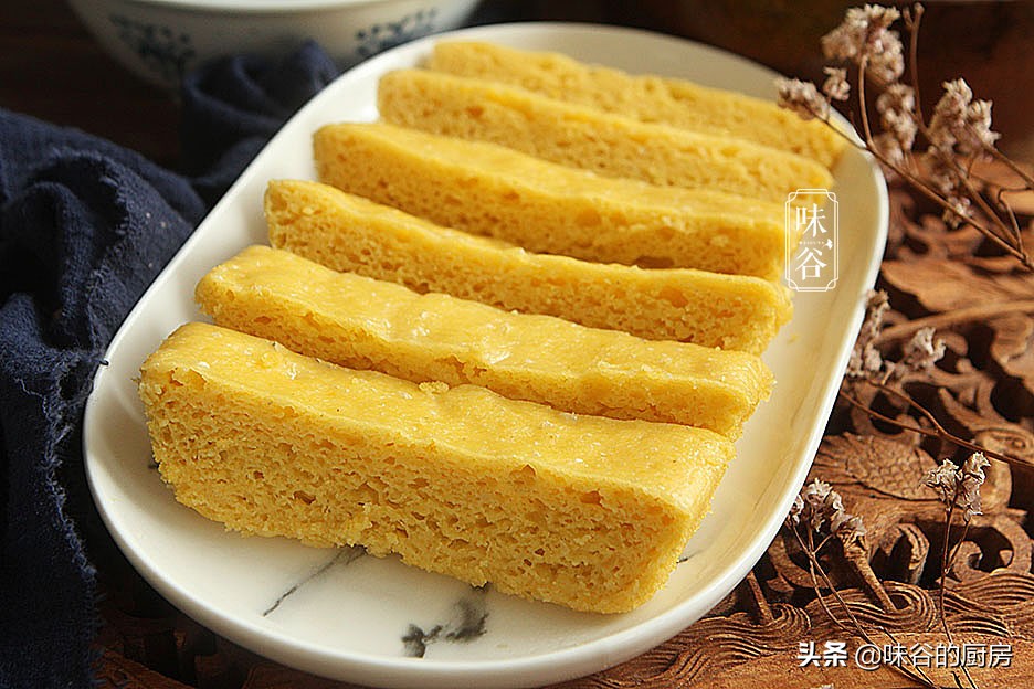 秋天给孩子吃此糕点，一搅一蒸就搞定，香甜又软糯，好吃不上火