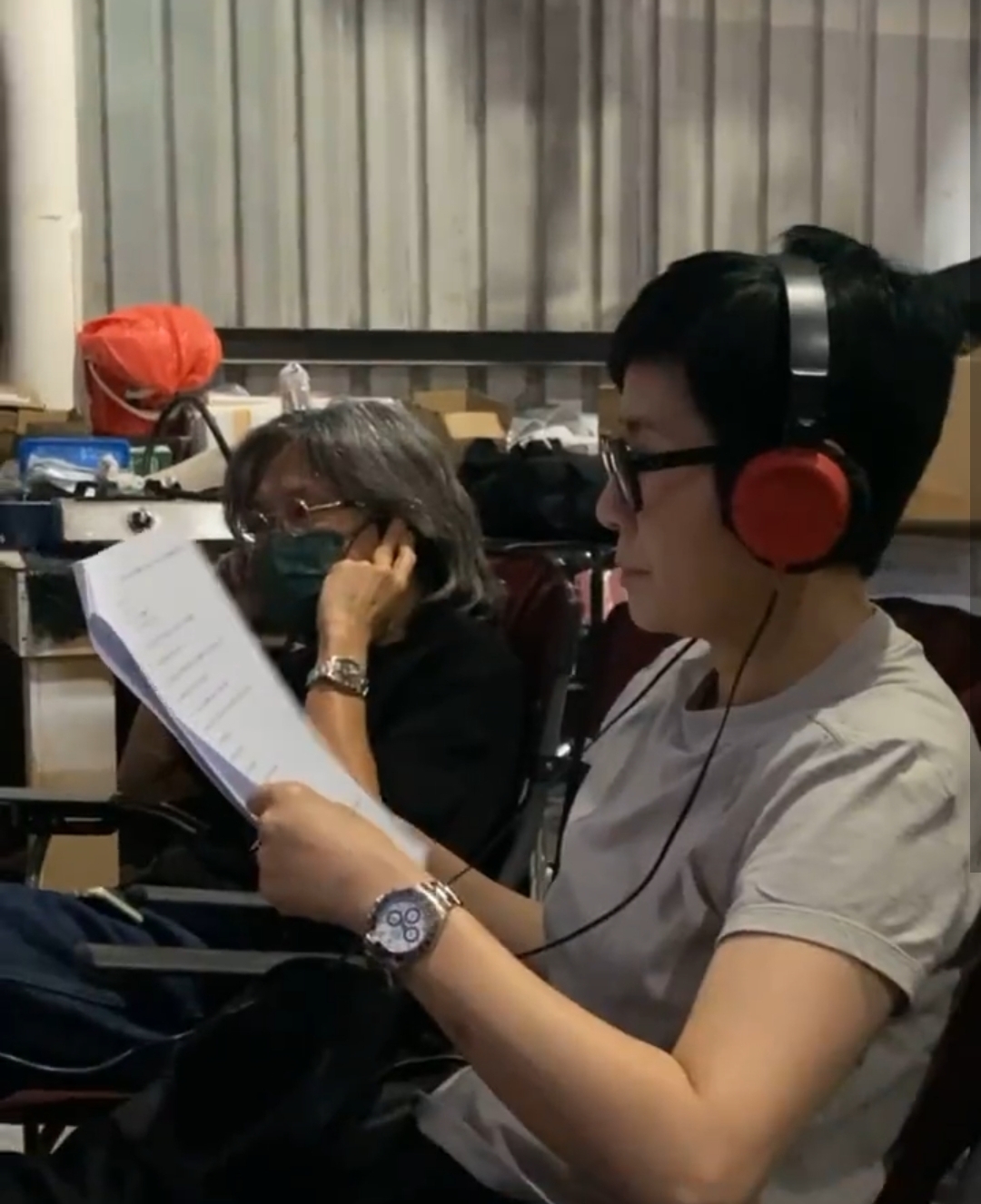 吴君如晒夫妻合影罕见秀恩爱，幽默吐槽陈可辛探班是为蹭剧组盒饭