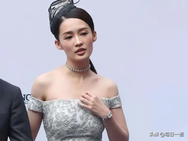 有种“保守”叫李沁，特地将裙摆剪掉换成裤子，没想到意外显腿长