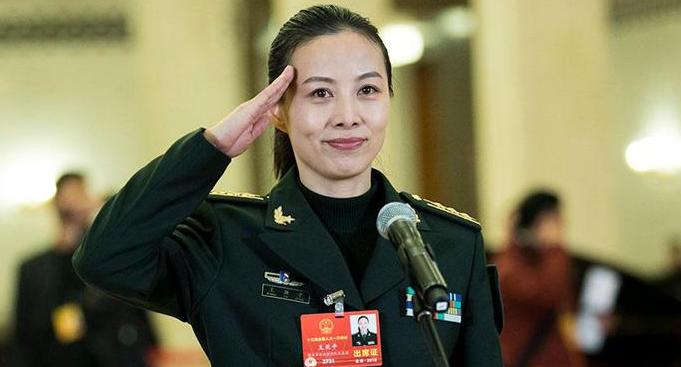 她毕业于空军长春飞行学院，我国首位80后航天员