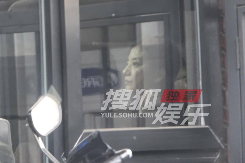 45岁赵薇烟瘾太大？室内吸烟姿势老练不避嫌，扎双马尾嫩成少女