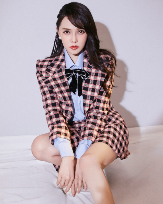 伊能静又把自己当冻龄女神了？学院风打扮也敢出镜，和秦昊真登对